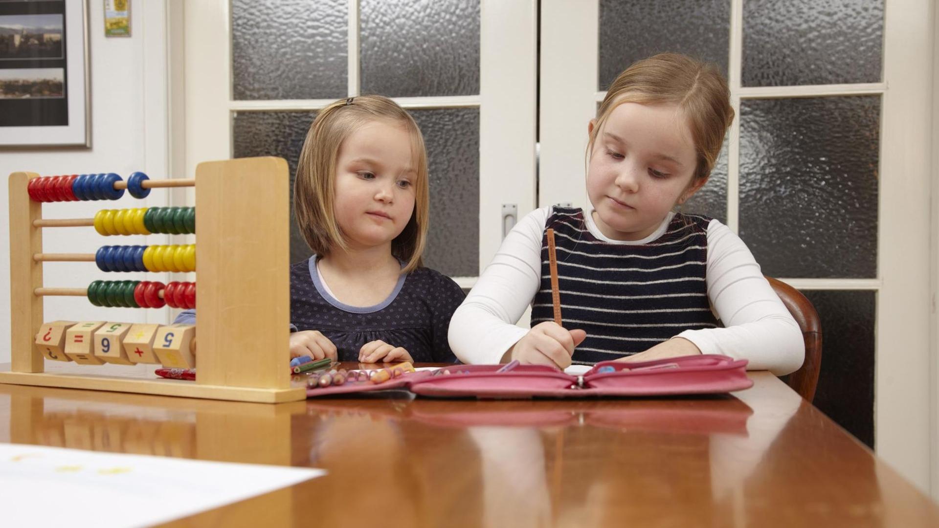 Zwei Schulkinder bei den Hausaufgaben. Zwei Schulkinder bei den Hausaufgaben.