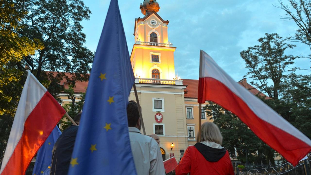 Demo vor dem Gericht in Rzeszow: In ganz Polen gibt es seit 2015 immer wieder Proteste gegen die umstrittene Justizreform der konservativen Regierung Demo vor dem Gericht in Rzeszow: In ganz Polen gibt es seit 2015 immer wieder Proteste gegen die umstrittene Justizreform der konservativen Regierung