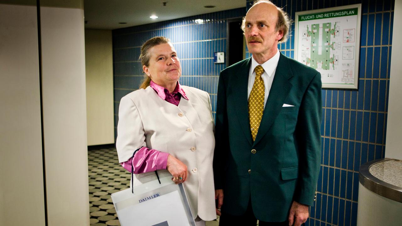 Die Daimler-Aktionäre holen sich ihre Geschenke ab. Die Daimler-Aktionäre holen sich ihre Geschenke ab.