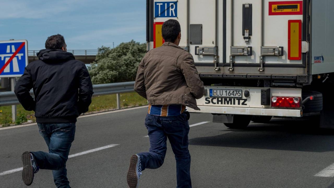 Täglich versuchen Hunderte Flüchtlinge, über die Grenze bei Calais zu gelangen. Täglich versuchen Hunderte Flüchtlinge, über die Grenze bei Calais zu gelangen.
