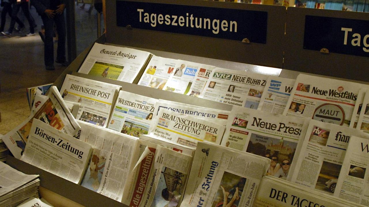 Auf einem Verkaufsstand liegen etliche verschiedene Tageszeitungen in der Auslage. Auf einem Verkaufsstand liegen etliche verschiedene Tageszeitungen in der Auslage.