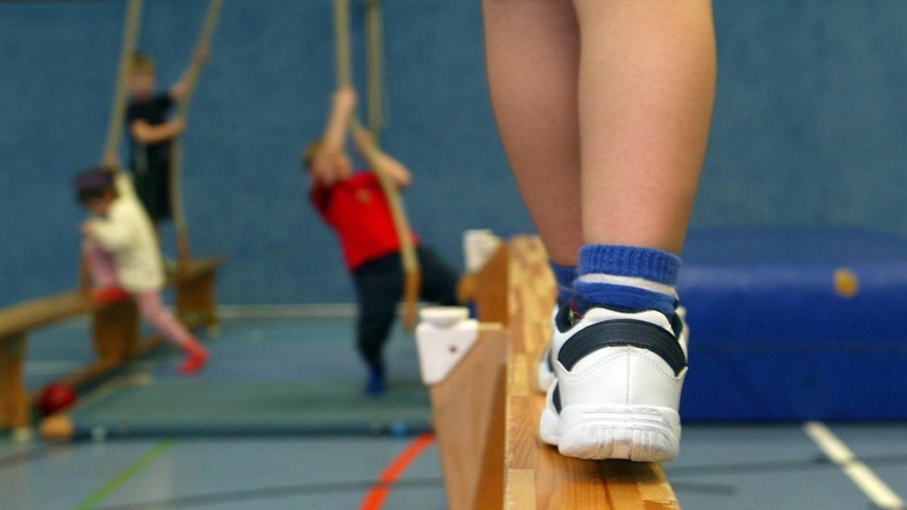 Kinder turnen in einer Turnhalle (Symbolbild) Kinder turnen in einer Turnhalle (Symbolbild)