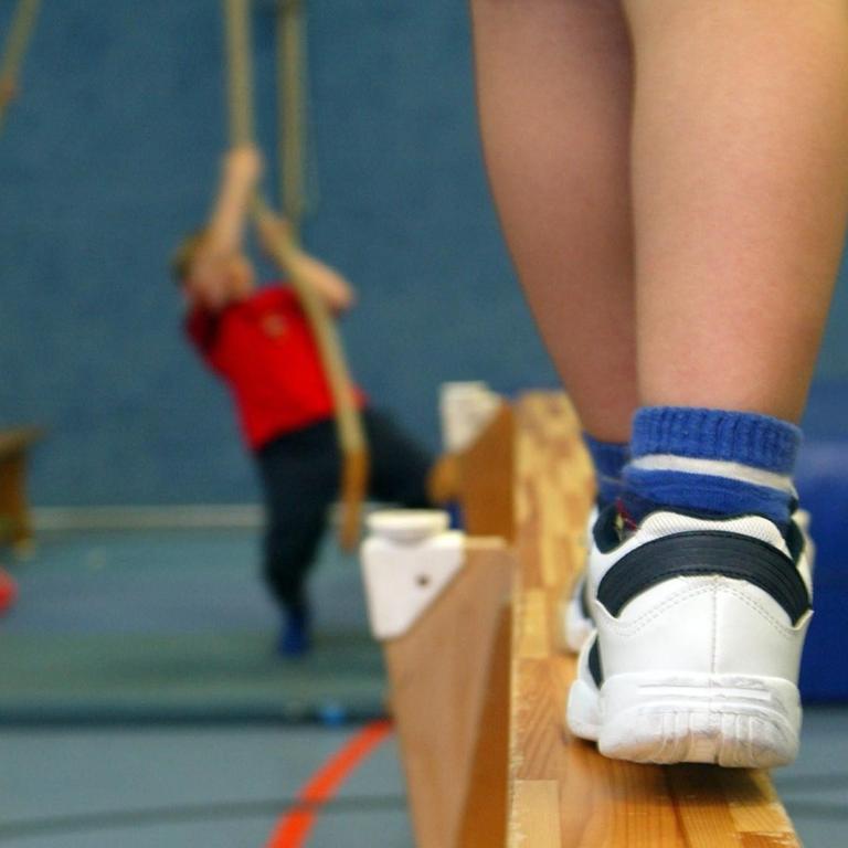 Kinder turnen in einer Turnhalle (Symbolbild)
