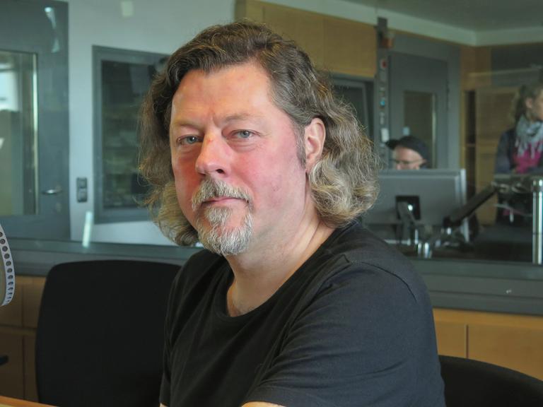 Der Musikwissenschaftler Michael Rauhut im Studio von Deutschlandradio Kultur.