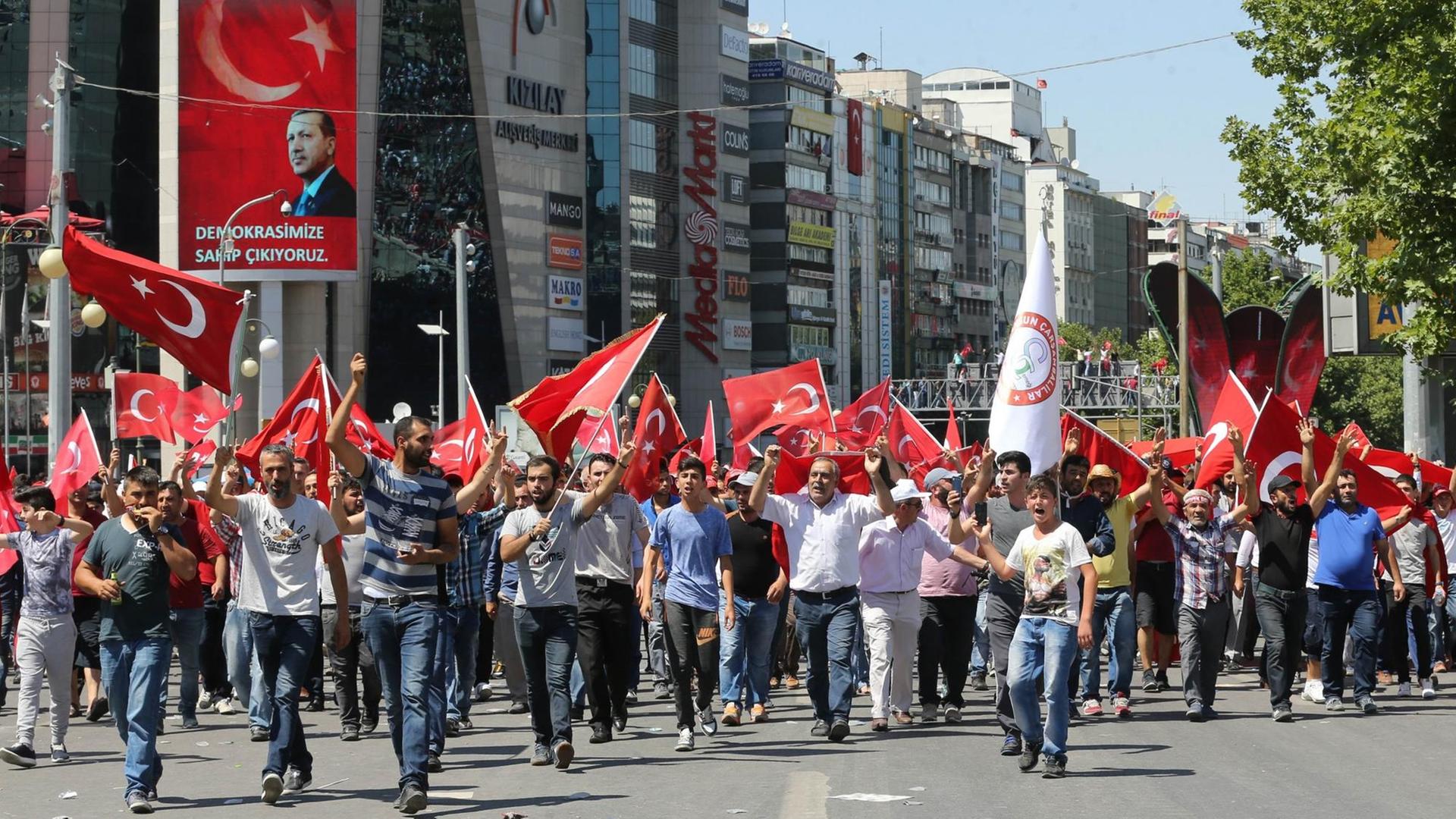 Menschen mit türkischen Flaggen auf den Straßen Ankaras. Menschen mit türkischen Flaggen auf den Straßen Ankaras.