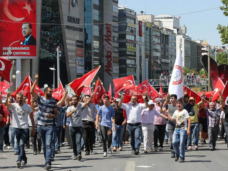 Menschen mit türkischen Flaggen auf den Straßen Ankaras.