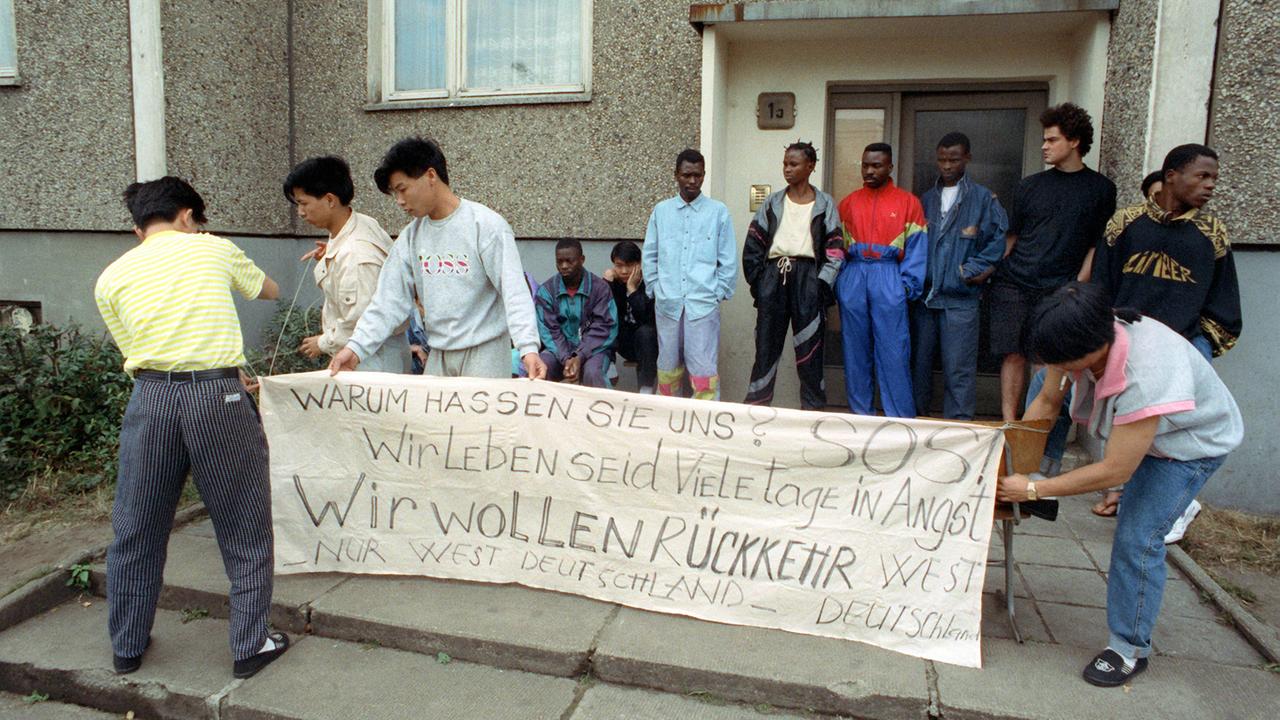 Hoyerswerda 1991: Nach den schweren rechtsextremen Ausschreitungen verließen die Bewohner des attakierten Asylantenheimes in der Thomas-Müntzer-Straße die Stadt mit unbekanntem Ziel. Hoyerswerda 1991: Nach den schweren rechtsextremen Ausschreitungen verließen die Bewohner des attakierten Asylantenheimes in der Thomas-Müntzer-Straße die Stadt mit unbekanntem Ziel.