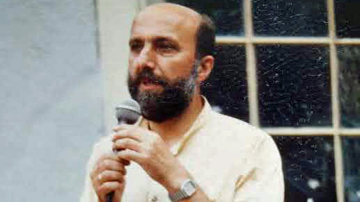 Günther Götz hält ein Mikrofon Günther Götz hält ein Mikrofon