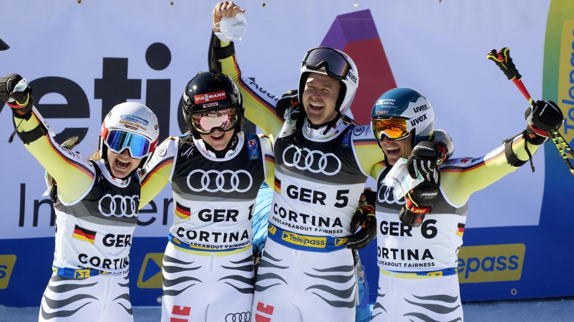 Die deutschen Ski-Fahrer und Ski-Fahrerinnen jubeln. Die deutschen Ski-Fahrer und Ski-Fahrerinnen jubeln.