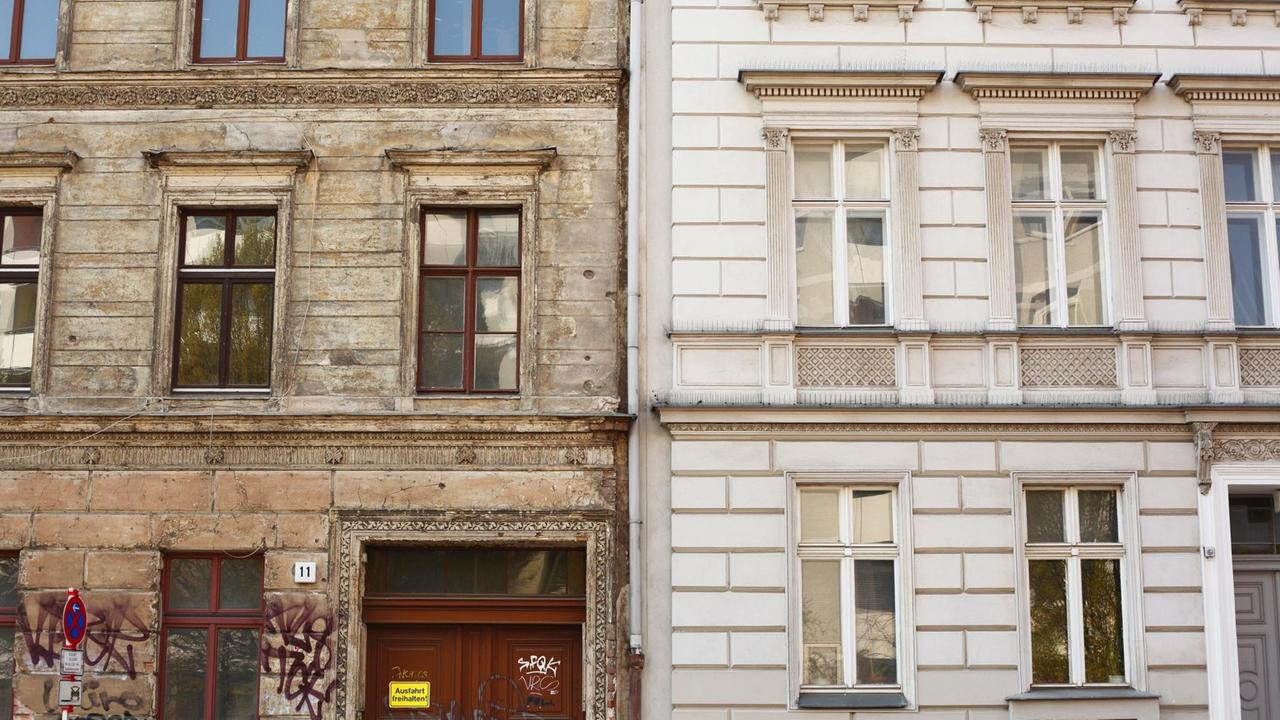 Zwei Altbauten stehen in Kreuzberg nebeneinander. Das eine Haus (r) ist saniert, das andere nicht. 