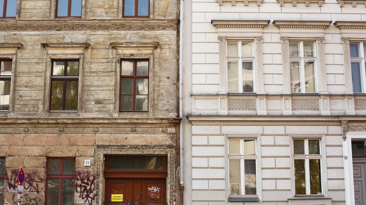 Zwei Altbauten stehen in Kreuzberg nebeneinander. Das eine Haus (r) ist saniert, das andere nicht. Zwei Altbauten stehen in Kreuzberg nebeneinander. Das eine Haus (r) ist saniert, das andere nicht.