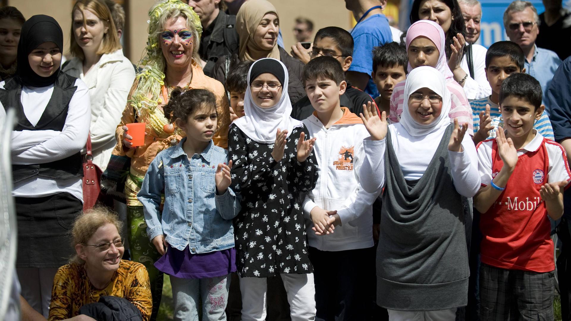 Eine Gruppe Kinder, darunter Mädchen, die Kopftuch tragen Eine Gruppe Kinder, darunter Mädchen, die Kopftuch tragen