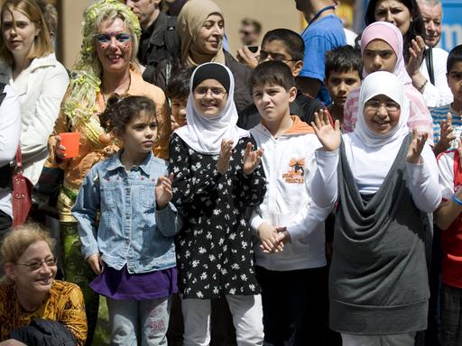 Eine Gruppe Kinder, darunter Mädchen, die Kopftuch tragen