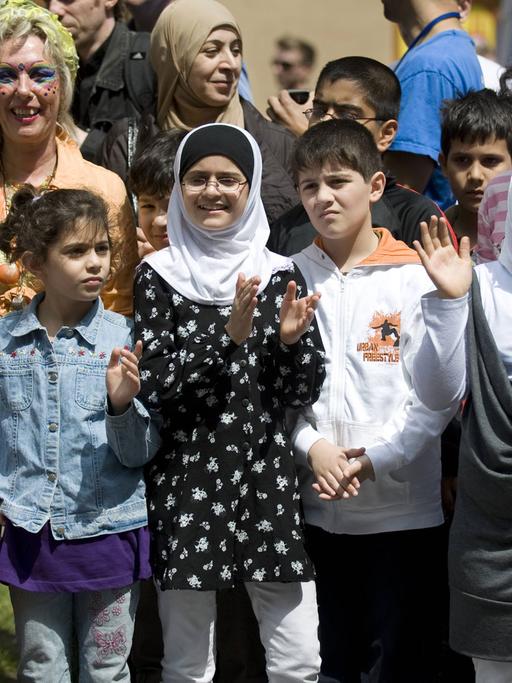 Eine Gruppe Kinder, darunter Mädchen, die Kopftuch tragen