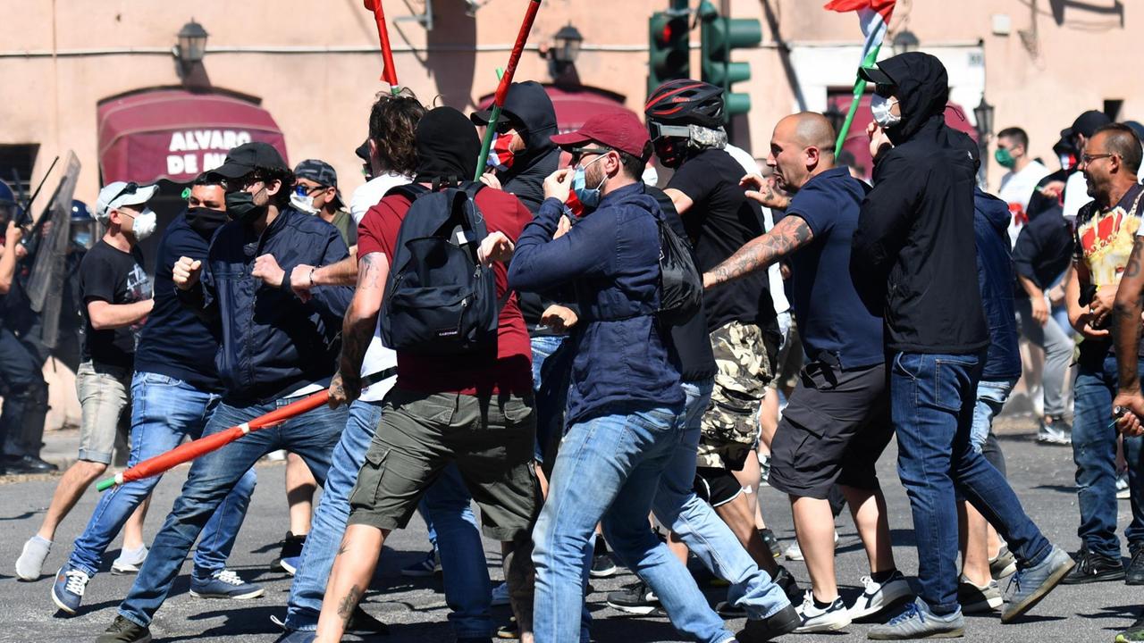 Gewaltbereite Demonstranten am Circus Maximus in Rom