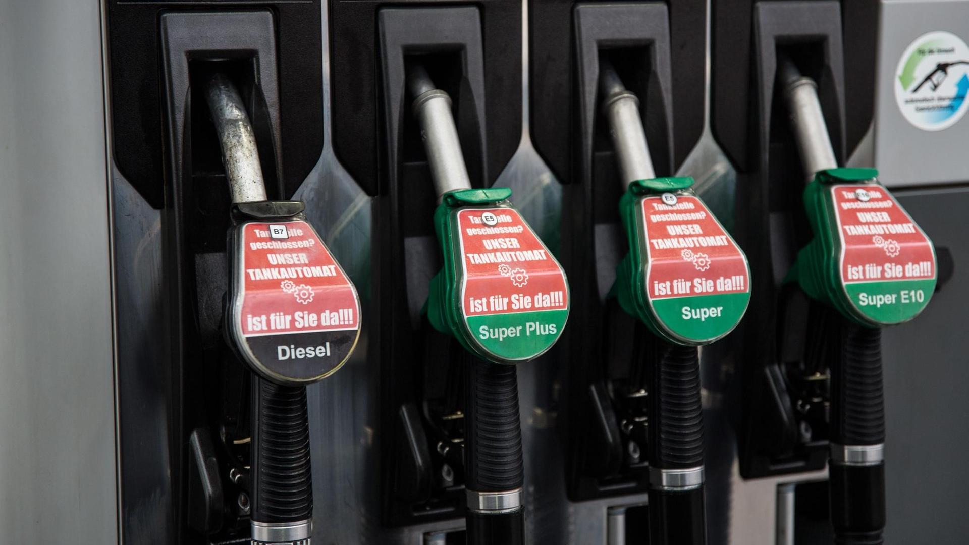 Zapfsäule an einer Tankstelle Zapfsäule an einer Tankstelle
