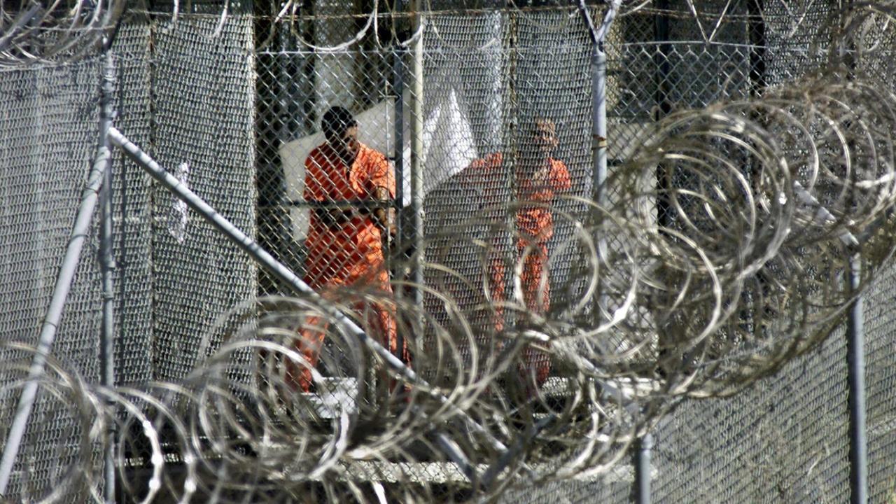 Gefangene im April 2002 geschlossenen Camp X-Ray in Guantanamo Bay