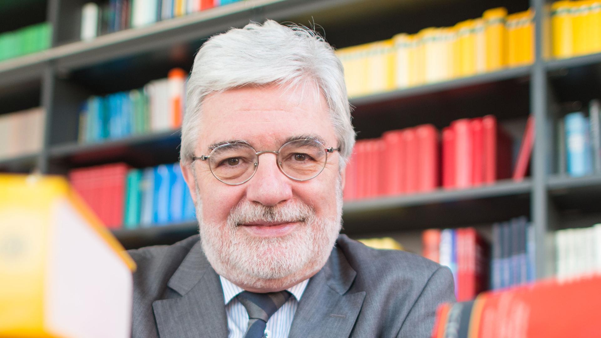 Der Direktor des Instituts für Deutsche Sprache (IDS), Ludwig M. Eichinger, sitzt am 06.03.2014 in Mannheim (Baden-Württemberg) in seinem Büro hinter einem Stapel Bücher Der Direktor des Instituts für Deutsche Sprache (IDS), Ludwig M. Eichinger, sitzt am 06.03.2014 in Mannheim (Baden-Württemberg) in seinem Büro hinter einem Stapel Bücher