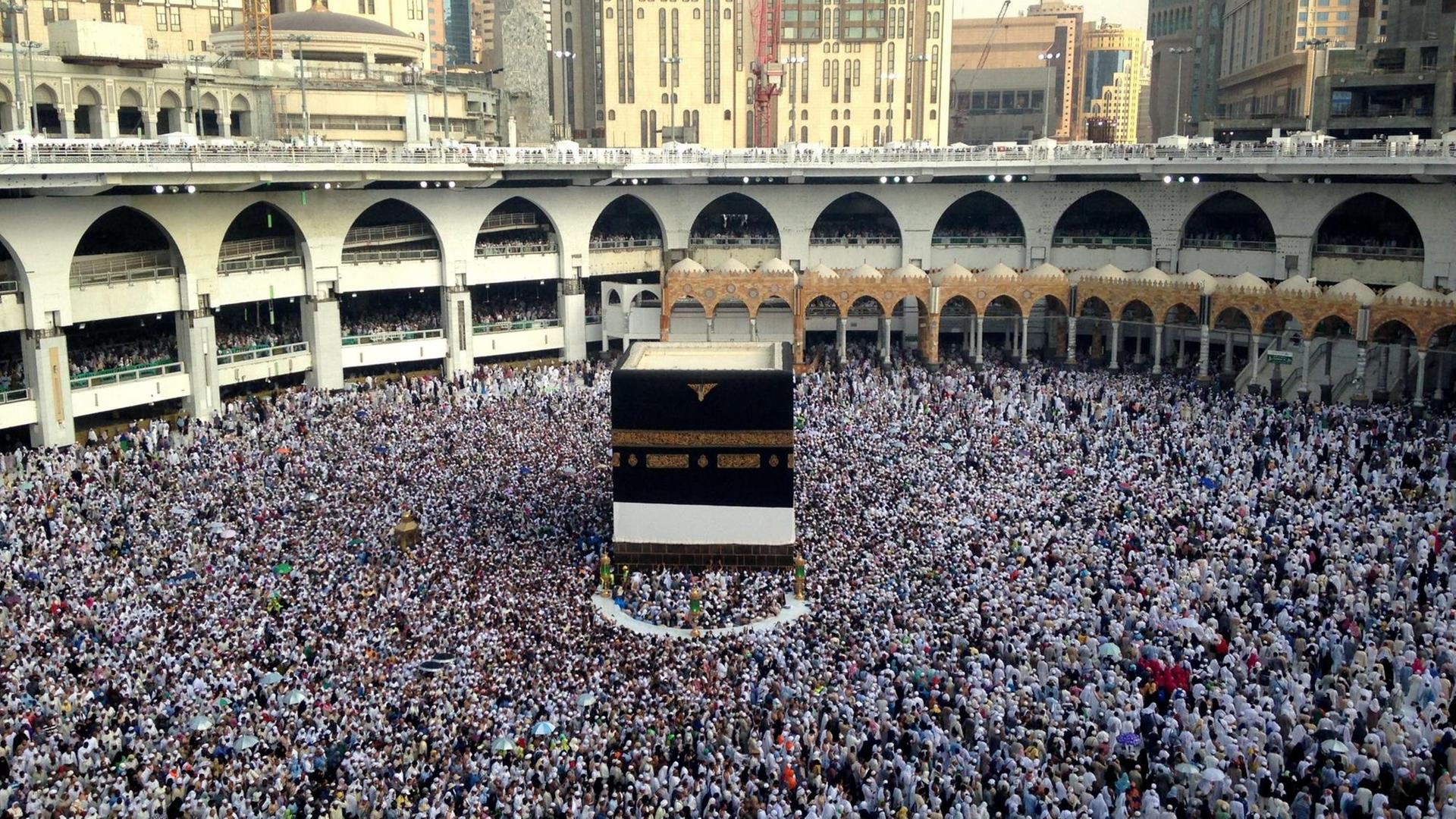 Muslimische Pilger in Mekka, Saudi Arabien. Sie laufen um die Kaaba in der Großen Moschee.