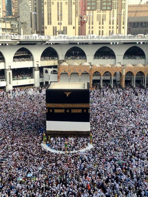 Muslimische Pilger in Mekka, Saudi Arabien. Sie laufen um die Kaaba in der Großen Moschee.