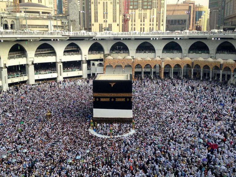 Muslimische Pilger in Mekka, Saudi Arabien. Sie laufen um die Kaaba in der Großen Moschee.