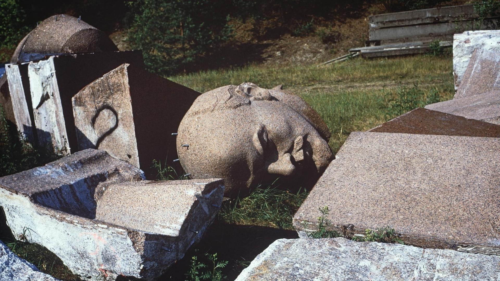 Fragmente des des Lenin-Denkmals inden Müggelbergen bei Berlin-Köpenick. Fragmente des des Lenin-Denkmals inden Müggelbergen bei Berlin-Köpenick.