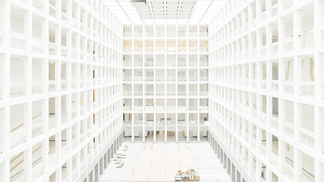 Die neue BND-Zentrale in Berlin: eines der zwei riesigen Atrien - umgeben von weißen, luftig wirkenden Galerien. 