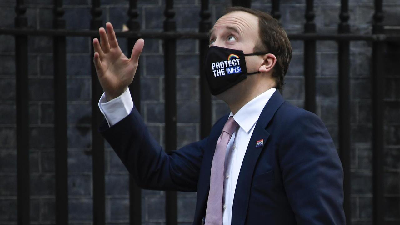 Matt Hancock, Gesundheitsminister von Großbritannien, trägt einen Mund-Nasen-Schutz mit der Aufschrift "Protect the NHS" (Beschützt das britische Gesundheitssystem). Matt Hancock, Gesundheitsminister von Großbritannien, trägt einen Mund-Nasen-Schutz mit der Aufschrift "Protect the NHS" (Beschützt das britische Gesundheitssystem).