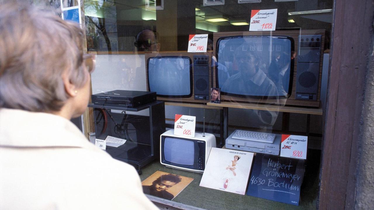 Preisverfall von DDR-Produkten: RFT-Fernseher und Schallplatten in einem Schaufenster in Bitterfeld im April 1990. Preisverfall von DDR-Produkten: RFT-Fernseher und Schallplatten in einem Schaufenster in Bitterfeld im April 1990.
