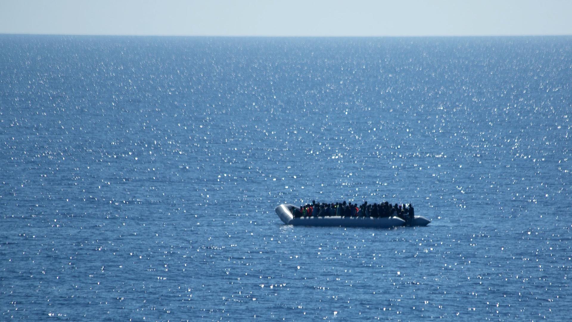 Ein Schlauchboot mit Schiffbrüchigen treibt am 14.05.2015 im Mittelmeer, bevor die Flüchtlinge von der Fregatte Hessen gerettet werden. Ein Schlauchboot mit Schiffbrüchigen treibt am 14.05.2015 im Mittelmeer, bevor die Flüchtlinge von der Fregatte Hessen gerettet werden.