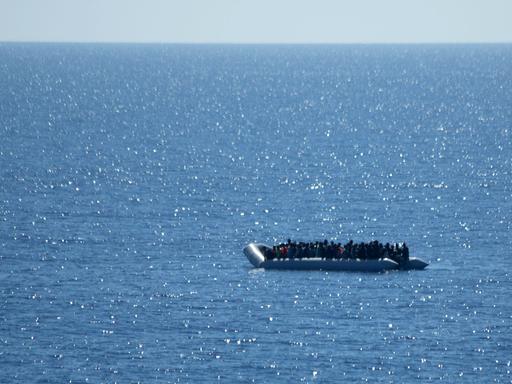 Ein Schlauchboot mit Schiffbrüchigen treibt am 14.05.2015 im Mittelmeer, bevor die Flüchtlinge von der Fregatte Hessen gerettet werden.