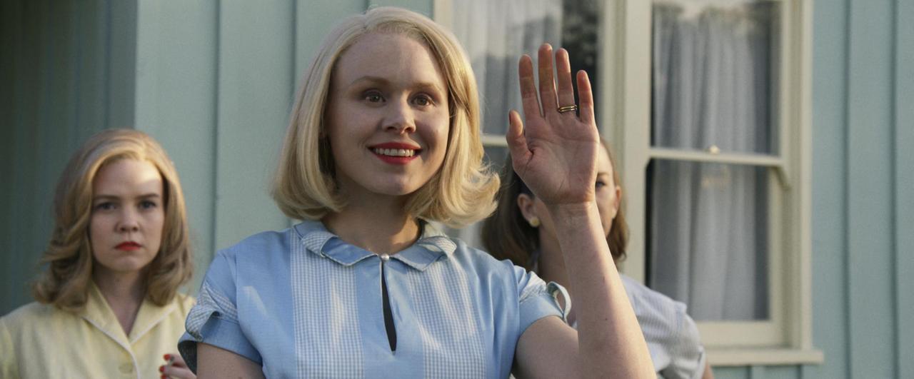 Filmstill aus der Serie "Them", Allison Pill als Betty. Filmstill aus der Serie "Them", Allison Pill als Betty.