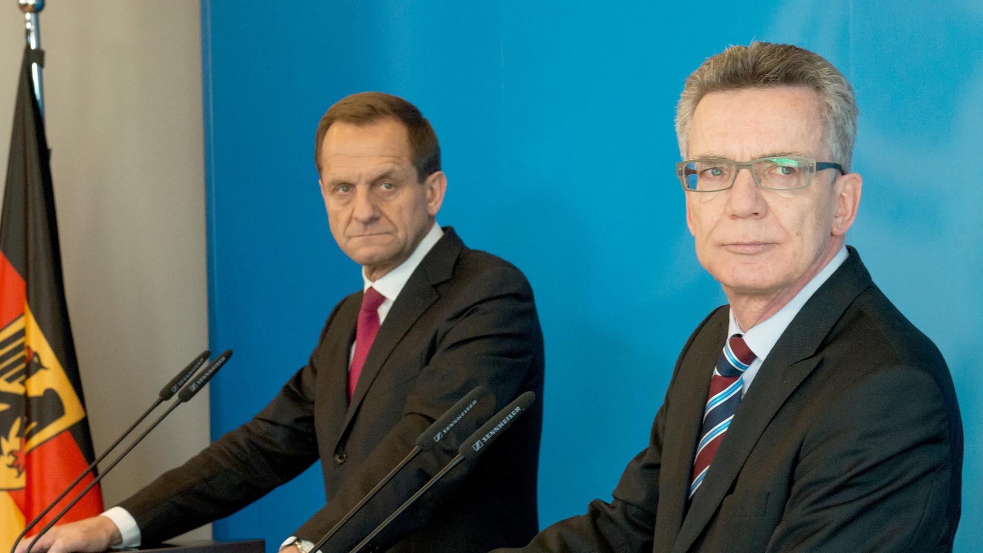 Bundesinnenminister Thomas de Maiziere (CDU, r) und der Präsident des Deutschen Olympischen Sportbundes (DOSB), Alfons Hörmann, geben 11.03.2015 in Berlin eine Pressekonferenz.