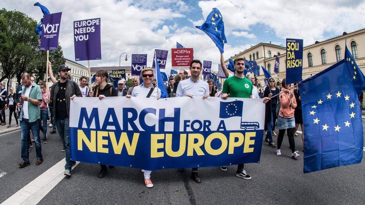 June 23, 2018 - Munich, Bavaria, Germany - Citizens of Munich and Europe demonstrated under the banner of â€oeMarch for a New Europeâ€ in the face of disunity, right-wing, and populist movements. The group is essentially the Pulse of Europe organizers, who has seen radically declining support over the past year and has, despite claiming to be against racism and populism, welcomed Pegida to participate. Outside of demonstrations it is unclear what activities the group takes part in. Bavaria also has its specific challenges, such as with its ruling CSU party who has been accused of creating disunity and separatism in Germany and Europe. Former Munich mayor turned celebrity speaker Christian Ude delivered a speech. Munich Germany PUBLICATIONxINxGERxSUIxAUTxONLY - ZUMAb160 20180623_zbp_b160_048 Copyright: xSachellexBabbarx