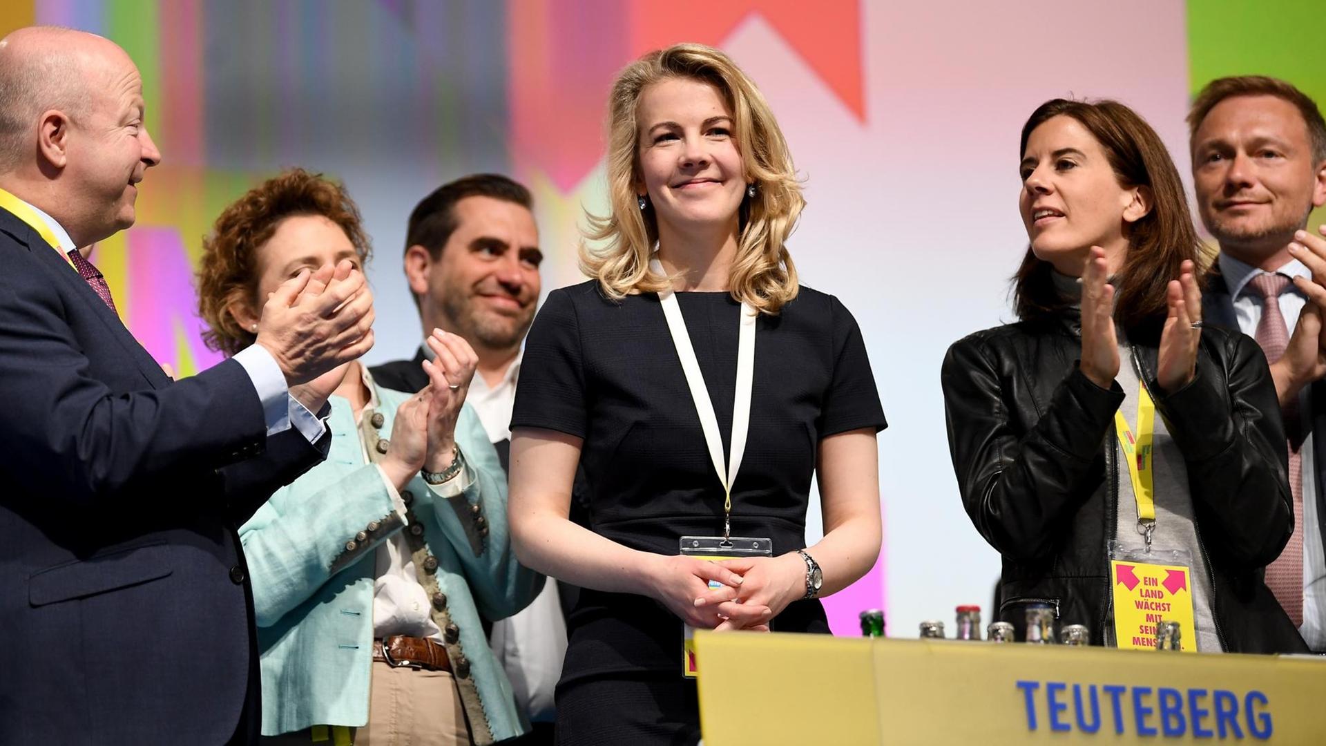 FDP-Parteitag: Das Foto zeigt von links nach rechts Michael Theurer, Nicola Beer, Frank Sitta, Katja Suding, Christian Lindner und in der Mitte die neue Generalsekretärin Linda Teuteberg (M), FDP-Generalsekretärin. FDP-Parteitag: Das Foto zeigt von links nach rechts Michael Theurer, Nicola Beer, Frank Sitta, Katja Suding, Christian Lindner und in der Mitte die neue Generalsekretärin Linda Teuteberg (M), FDP-Generalsekretärin.