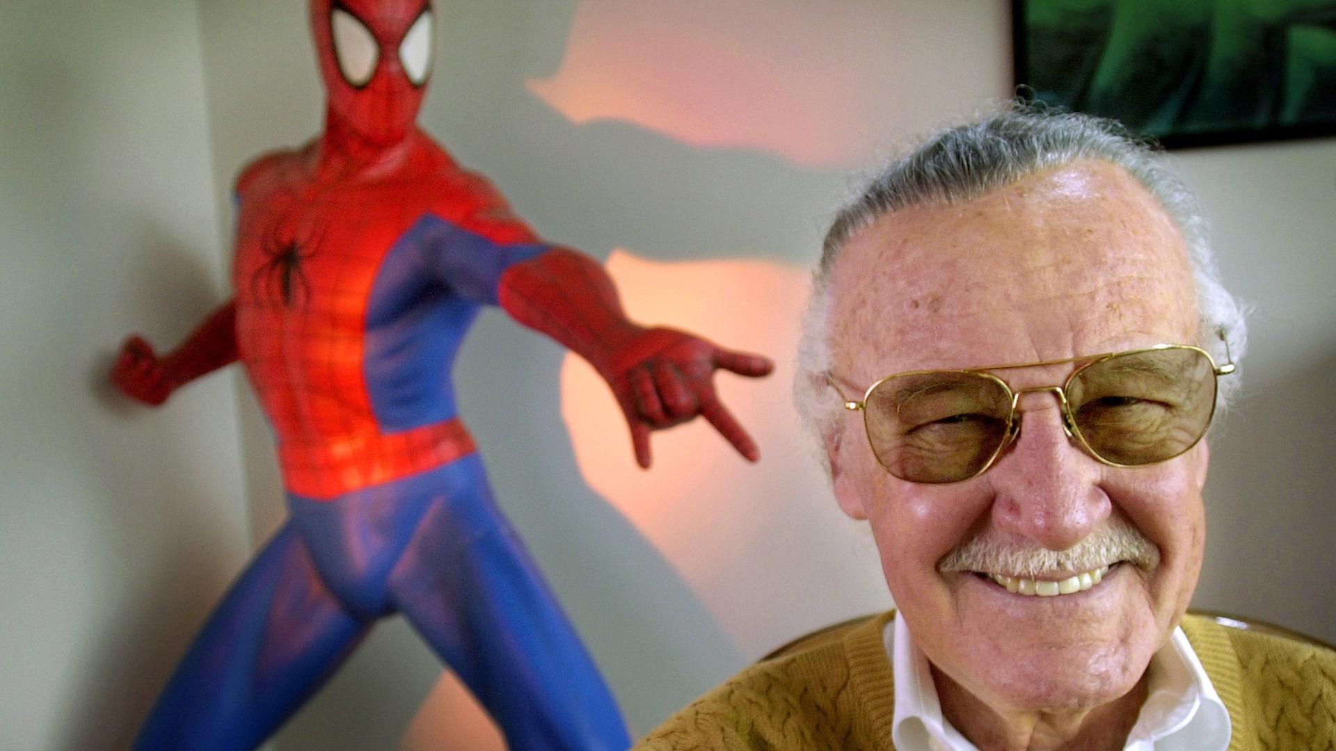 Stan Lee, Comicautor aus den USA, lässt sich in seinem Büro mit einer Spider-Man-Figur fotografieren.
