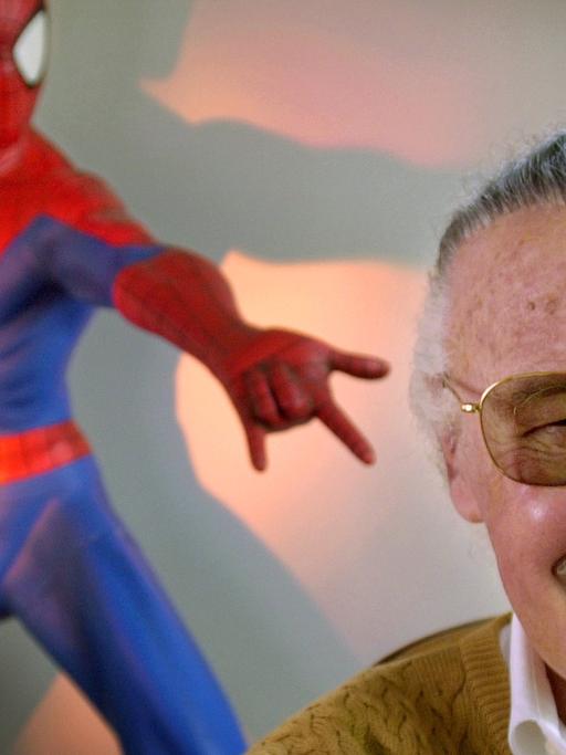 Stan Lee, Comicautor aus den USA, lässt sich in seinem Büro mit einer Spider-Man-Figur fotografieren.