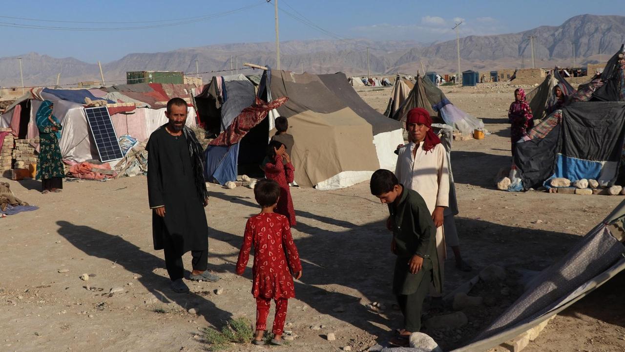 Flüchtlinge in einem Lager bei Mazar-I-Scharif in Afghanistan. 