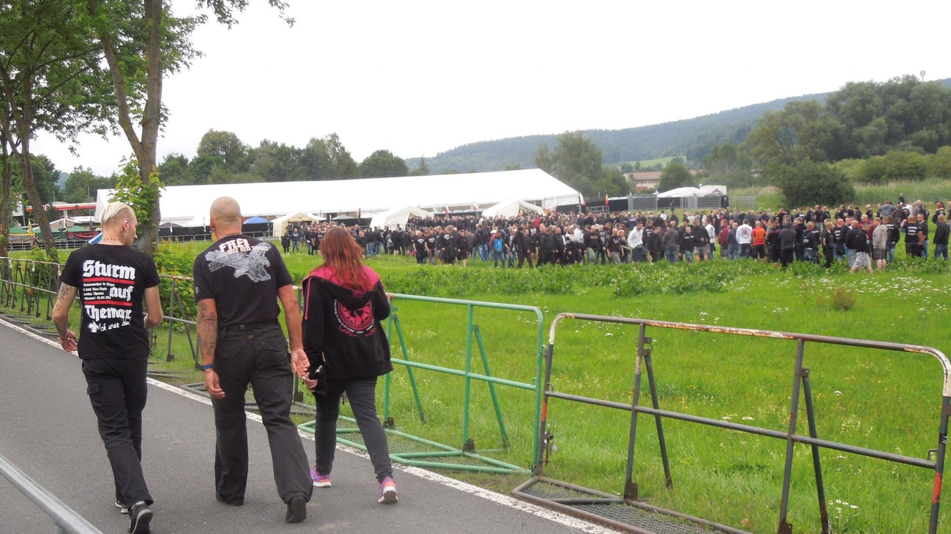 Neonazis auf dem Weg zu einem rechtsradikalen Rockkonzert. Neonazis auf dem Weg zu einem rechtsradikalen Rockkonzert.
