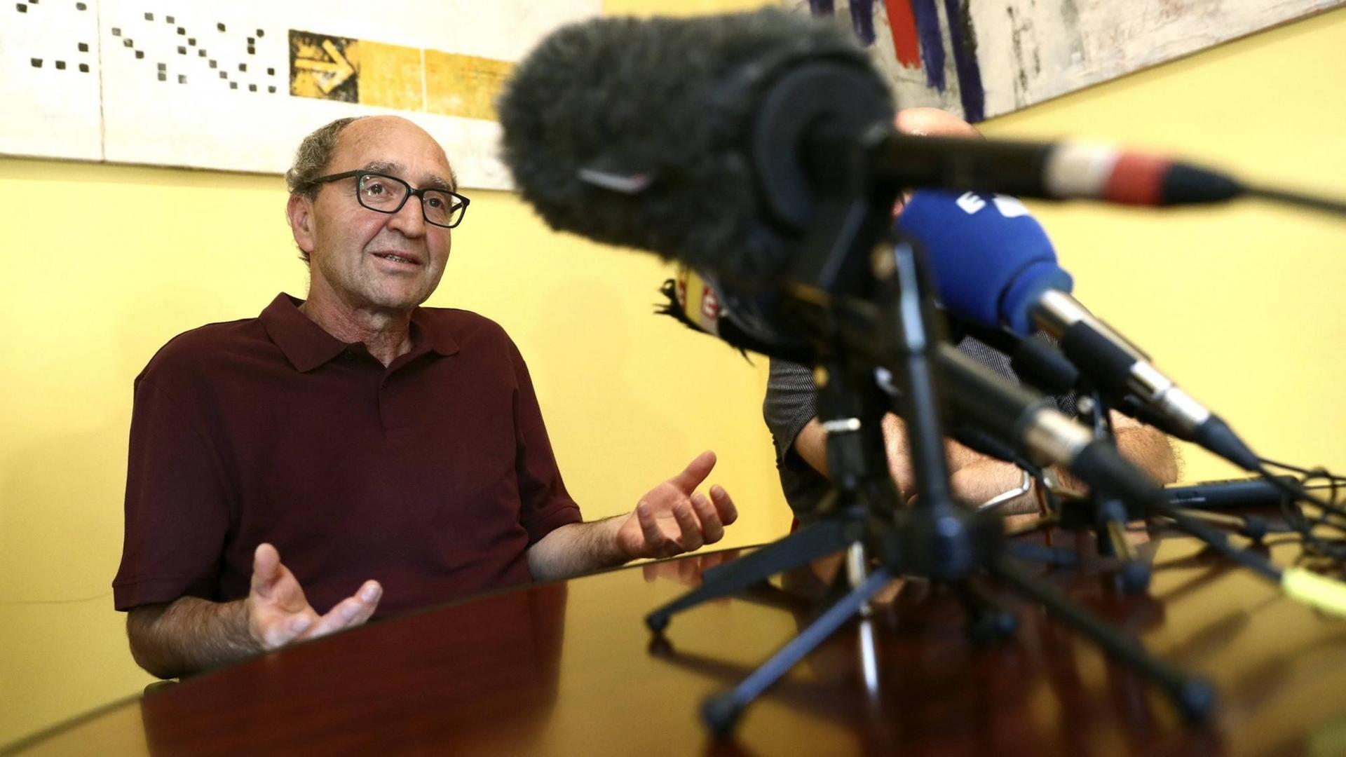 Dogan Akhanli während einer Pressekonferenz in Madrid im August 2017 Dogan Akhanli während einer Pressekonferenz in Madrid im August 2017