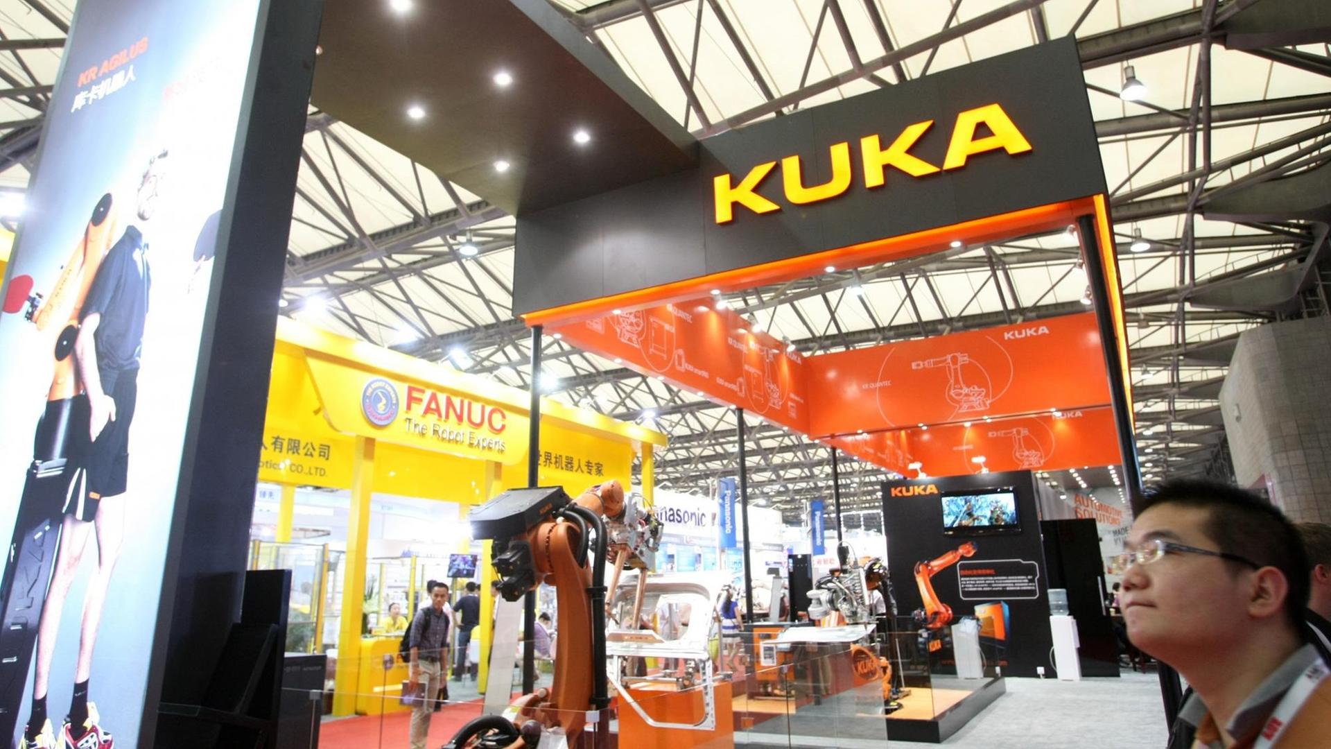 Der Stand des deutschen Roboterherstellers Kuka auf der Technologiemesse in Schanghai im August 2014.