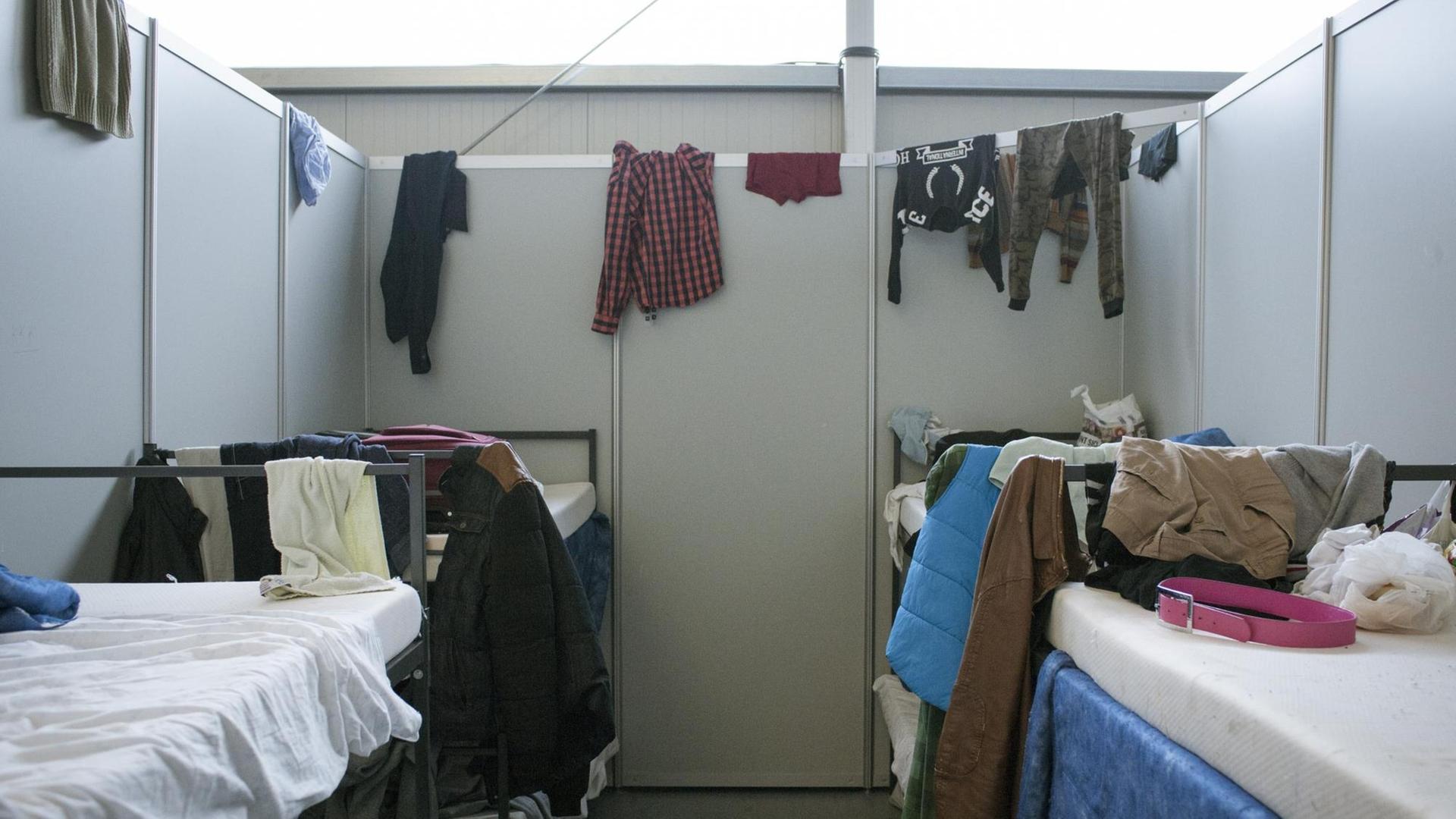 Ein Zimmer einer Gemeinschaftsunterkunft in Nürnberg (2016). Ein Zimmer einer Gemeinschaftsunterkunft in Nürnberg (2016).