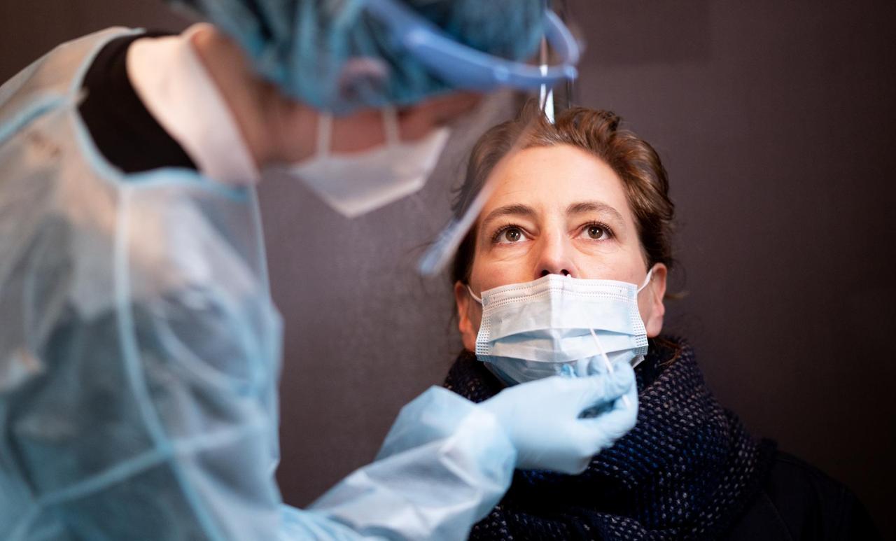 Eine Frau lässt sich in einem Corona-Schnelltest-Zentrum mit einem Nasenabstrich auf das Coronavirus testen. Eine Frau lässt sich in einem Corona-Schnelltest-Zentrum mit einem Nasenabstrich auf das Coronavirus testen.