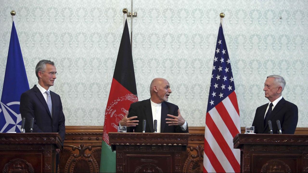 Das Bild zeigt von links nach rechts Nato-Generalsekretär Jens Stoltenberg, Afghanistans Präsident Ashraf Ghani und US-Verteidigungsminister Jim Mattis. Sie stehen bei einer gemeinsamen Pressekonferenz in Kabul an nebeneinander stehenden Rednerpulten, dazwischen sind die Flaggen der Nato, Afghamistans und der USA zu sehen. Das Bild zeigt von links nach rechts Nato-Generalsekretär Jens Stoltenberg, Afghanistans Präsident Ashraf Ghani und US-Verteidigungsminister Jim Mattis. Sie stehen bei einer gemeinsamen Pressekonferenz in Kabul an nebeneinander stehenden Rednerpulten, dazwischen sind die Flaggen der Nato, Afghamistans und der USA zu sehen.