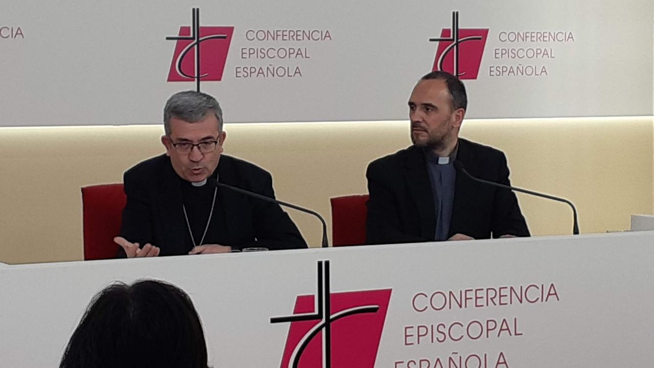 Jesús Argüelles (links), Sprecher der katholischen Bischofskonferenz Spaniens, bei einer Pressekonferenz am Freitag. Jesús Argüelles (links), Sprecher der katholischen Bischofskonferenz Spaniens, bei einer Pressekonferenz am Freitag.