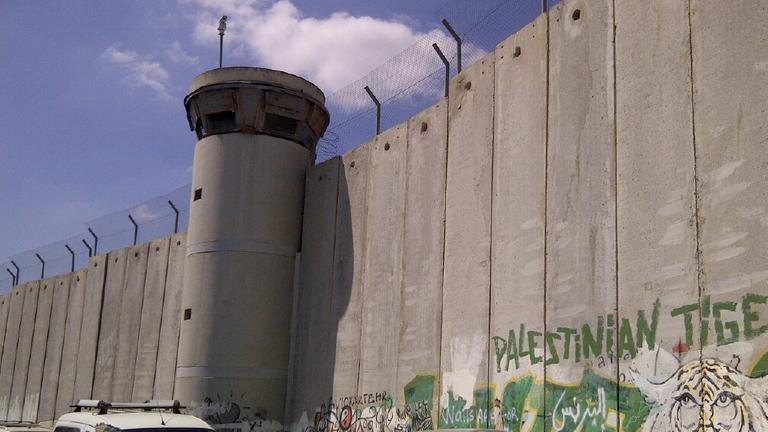 Eine Grenzmauer in Israel mit Wachturm. Eine Grenzmauer in Israel mit Wachturm.