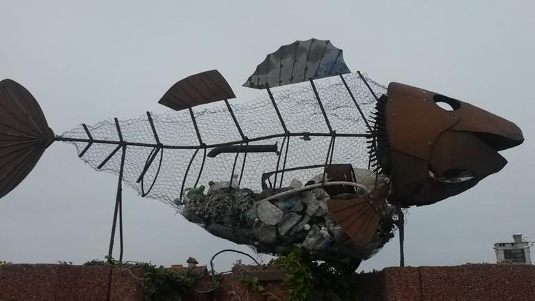 Auf der Halbinsel Hel weist eine Fischskulptur auf die Vermüllung der Meere hin. Auf der Halbinsel Hel weist eine Fischskulptur auf die Vermüllung der Meere hin.