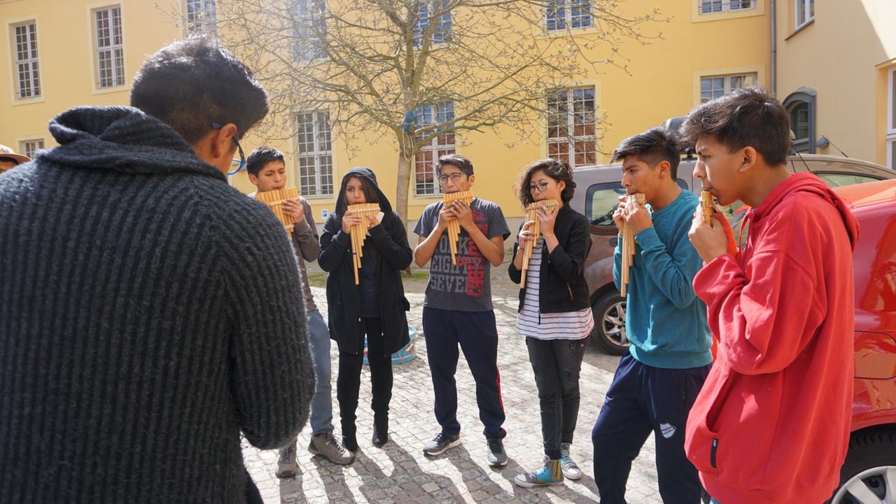 Musiker des OEIN Orchesters spielen ihre Panflöten vor der Musikakademie Rheinsberg Musiker des OEIN Orchesters spielen ihre Panflöten vor der Musikakademie Rheinsberg