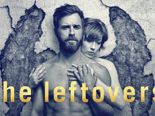 Logo der US-Serie "The Leftovers": Eine Frau umarmt einen Mann von hinten. Im Hintergrund sind stilisierte Engelsflügel an einer Wand zu sehen