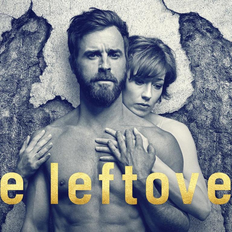 Logo der US-Serie "The Leftovers": Eine Frau umarmt einen Mann von hinten. Im Hintergrund sind stilisierte Engelsflügel an einer Wand zu sehen Logo der US-Serie "The Leftovers": Eine Frau umarmt einen Mann von hinten. Im Hintergrund sind stilisierte Engelsflügel an einer Wand zu sehen